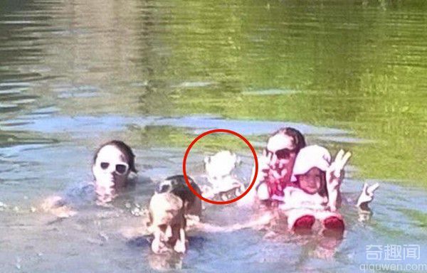 澳洲一家人在水中留影，竟拍到一个诡异人影