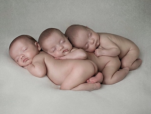 超萌同卵三胞胎 长相一模一样 只有妈妈才能分清是谁