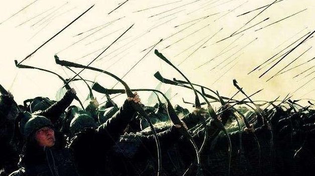 
古代打仗首排士兵阵亡率最高，为何宁肯拼命往前冲也不躺下装死？